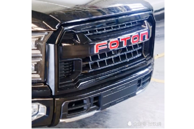 Sự khác biệt lớn nhất ở đầu xe của Foton Da Jiang Jun so với Ford F-150 Raptor là đèn sương mù trước nằm trên cản va. Tương tự đèn pha, đèn sương mù trước của mẫu ô tô Trung Quốc này có kích thước khá lớn. Bên sườn, mẫu xe bán tải của Foton được trang bị ốp cua lốp cỡ lớn với đinh tán lộ rõ, mang đến vẻ thể thao và hầm hố cho xe. Ngoài ra, xe còn được trang bị bộ vành hợp kim đa chấu hoặc vành sơn màu đỏ khác biệt so với Ford F-150 Raptor.