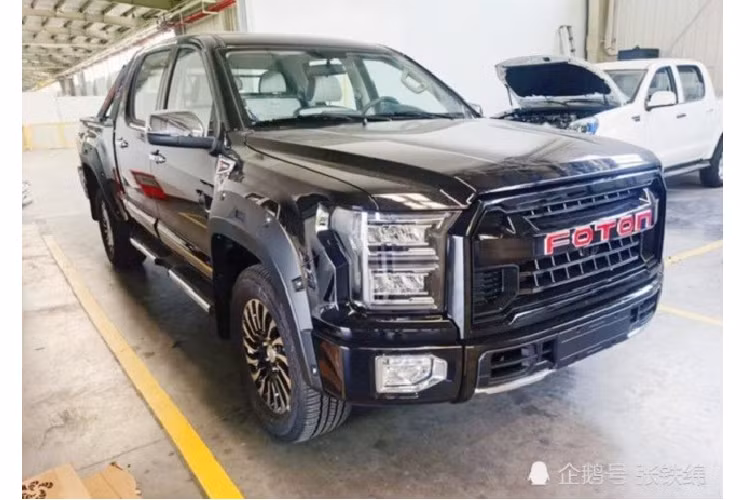 Thương hiệu ôtô Foton Trung Quốc có lẽ hiện đã không còn xa lạ với người dùng tại Việt Nam thông qua những mẫu xe tải. Là thương hiệu con của tập đoàn mẹ BAIC, Foton còn sản xuất cả SUV ngoài xe tải, xe buýt và máy nông nghiệp. Một trong những mẫu xe mới nhất hãng này chuẩn bị tung ra tại thị trường Trung Quốc chính là Foton Da Jiang Jun 2021.