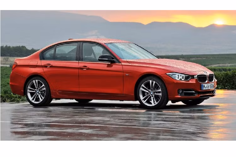 Theo đó, BMW 3-Series thế hệ mới nhất được giảm 24 triệu đồng với bản 330i Sport Line, còn 2,165 tỷ đồng. Còn 3-Series đời F30 được giảm tới 300 triệu đồng: bản 320i giảm còn 1,319 tỷ đồng.