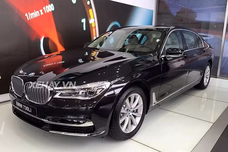 Các mẫu xe 1-Series và 2-Series với các phiên bản 118i, 218i GT và 218i GT bản nâng cấp (LCI) được giảm lần lượt 240, 280 và 180 triệu đồng. Giá sau ưu đãi của 118i còn 1,199 tỷ đồng. Giá mới của 218i GT và 218i GT (LCI) là 1,348 và 1,488 tỷ đồng.