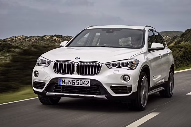 Giá bán mới tương ứng của các phiên bản này là 2,424 - 2,591 - 2,709 tỷ đồng. Cuối cùng, BMW X7 - dòng xe thể thao đa dụng cao cấp nhất của BMW cũng được giảm tới 200 triệu đồng với xDrive40i Pure Excellence, giá xe sau ưu đãi còn 7,299 tỷ đồng.