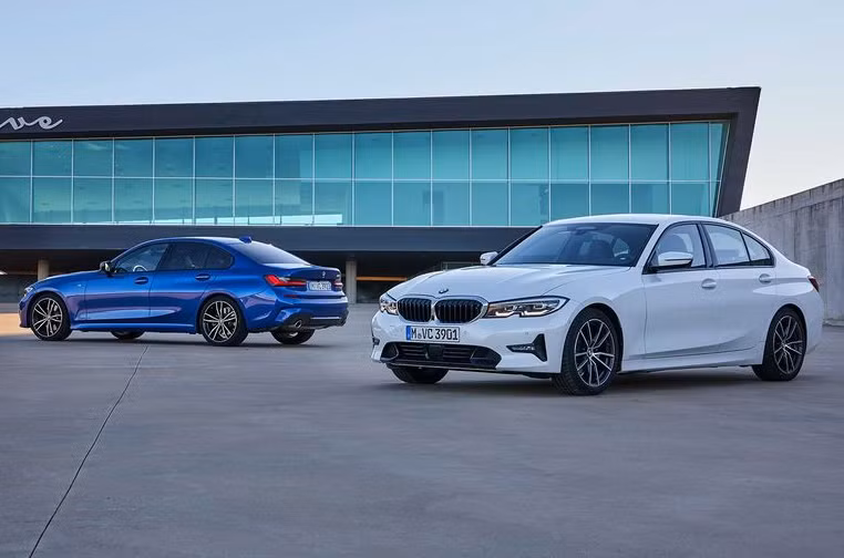 Công bố mới nhất từ đại lý cho biết hãng đang có chương trình ưu đãi đón năm mới giảm giá xe BMW dành cho các dòng như: 1-Series và 2-Series, 3-Series, 5-Series, 7-Series, X1, X2, X3, X7. Thực tế, ngoài 3-Series G20, các dòng xe còn lại đã được áp dụng giảm giá cho năm 2020 từ cách đây vài ngày, tuy nhiên, theo thông báo mới từ đại lý, một số mẫu xe đã được điều chỉnh mức giá khuyến mãi.