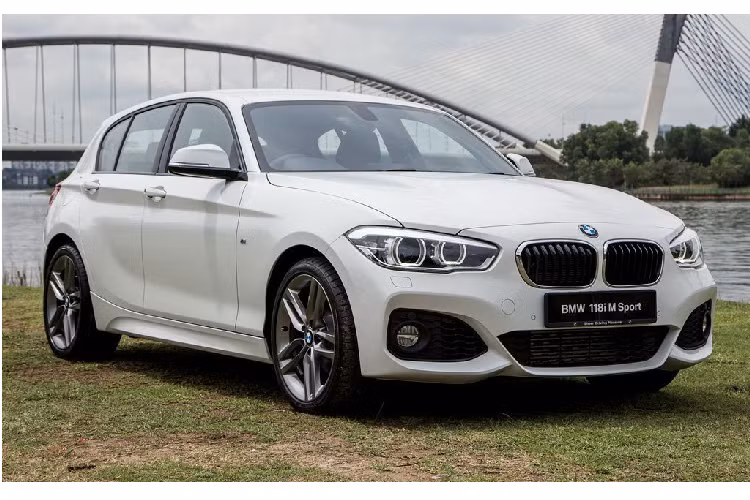 Chưa dừng lại ở đó, toàn bộ dòng sản phẩm xe gầm cao của BMW tại Việt Nam đều được giảm giá, bao gồm X1 với sDrive18i giảm 203 triệu đồng, X2 giảm 100 triệu đồng với bản sDrive18i (còn 1,899 tỷ đồng), giảm 74 triệu đồng với bản sDrive20i M Sport (còn 2,065 tỷ đồng), và X3 mới đang được bán ra với 3 phiên bản xDrive20i, xDrive30i xLine, xDrive30i M Sport giảm lần lượt 75 - 148 - 150 triệu đồng.
