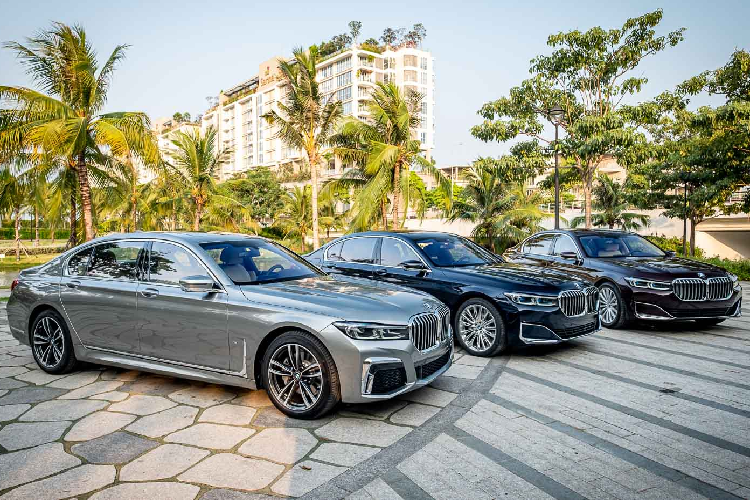 BMW 730Li M Sport và 730Li Pure Excellence được trang bị tiêu chuẩn hệ thống treo khí nén bao gồm giảm chấn điều chỉnh điện tử có khả năng tự động cân bằng thân xe; Hệ thống treo khí nén chủ động thông minh Executive Drive Pro tích hợp camera quét mặt đường; Hệ thống đánh lái bánh sau Integral Active Steering... và hàng loạt hệ thống hỗ trợ khác nhau được trang bị tiêu chuẩn hiện đại nhất.