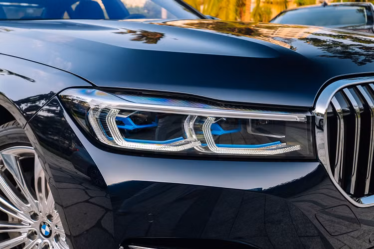 Tại Việt Nam, tất cả các phiên bản của BMW Series 7 mới đều thuộc biến thể chiều dài cơ sở lớn. Sở hữu chiều dài cơ sở 3.210 mm. Với tổng chiều dài 5.260 mm, chiếc sedan sang trọng nhất của BMW dài hơn phiên bản tiền nhiệm 23 mm. Chiều rộng 1.902mm và chiều cao 1.479mm được giữ nguyên.