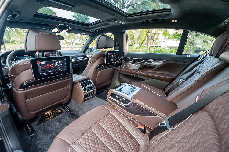 Các trang bị tiêu chuẩn còn bao gồm chức năng massage cho các ghế trước trên 730Li M Sport, và tất cả ghế (trừ ghế giữa ở hàng ghế sau) trên 730Li Pure Excellence và 740Li Pure Excellence. Các phiên bản Pure Excellence của BMW Series 7 còn sở hữu ghế thương gia phía sau với đệm đỡ chân. Nhiều chi tiết được cải tiến để tăng cường khả năng cách âm bên trong Series 7 mới...