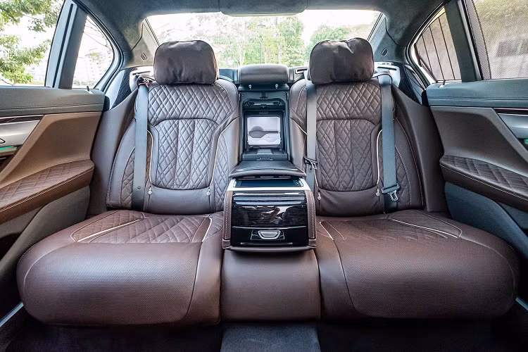 Đối với bản Pure Excellence thì hãng xe Đức nhấn mạnh vào sự xa hoa. Có thể kể đến các chi tiết như: Trần xe BMW Individual bọc Alcantara màu đen Anthracite; ốp bệ cửa bằng nhôm phay, phần dưới bảng điều khiển với chỉ khâu tinh tế; gỗ ốp thượng hạng ở 2 bên ghế sau, tay nắm trên trần xe, bệ tì tay phía sau cùng tạo nên một không gian đặc biệt, thảm sàn êm ái đặc biệt cho hàng ghế sau của 740Li Pure Excellence.