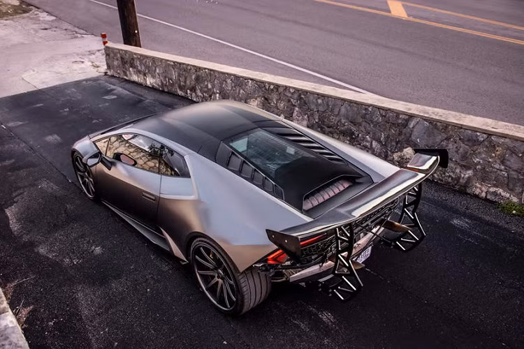 Gần đây, EAG cũng đã công bố kế hoạch chế tạo một chiếc Mercedes-AMG GT với hộp số sàn 7 cấp được lấy từ một chiếc Aston Martin Vantage. Đồng thời, EAG cũng đã hé lộ một dự án đang được phát triển: Lamborghini Huracan số sàn độc nhất thế giới.