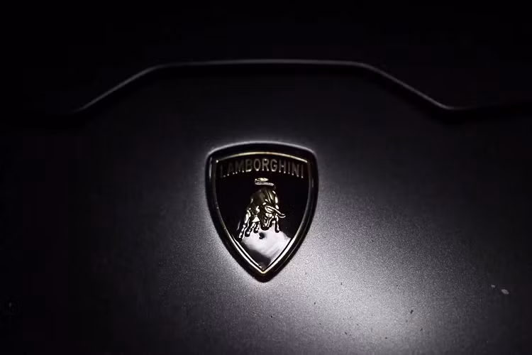 Phiên bản thay đổi hộp số sàn vẫn được sử dụng động cơ V10, dung tích 5,2 lít của Huracan sản sinh công suất 610 mã lực. Tuy nhiên, chiếc xe đến từ EAG hứa hẹn sẽ đem lại những trải nghiệm tuyệt vời, khác biệt hoàn toàn so với phiên bản gốc đến từ nhà sản xuất.