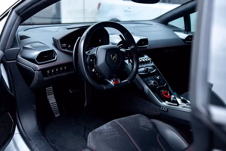 Gallardo là mẫu Lamborghini cuối cùng được Lamborghini sản xuất và bán ra với trang bị hộp số sàn. Vào thời điểm Huracan được ra mắt chính thức vào năm 2014, gần như tất cả các mẫu siêu xe đã chuyển sang hộp số ly hợp kép vì chúng nhanh hơn trên đường đua và có thể sử dụng một cách thuận lợi hơn cho việc lái xe hàng ngày.