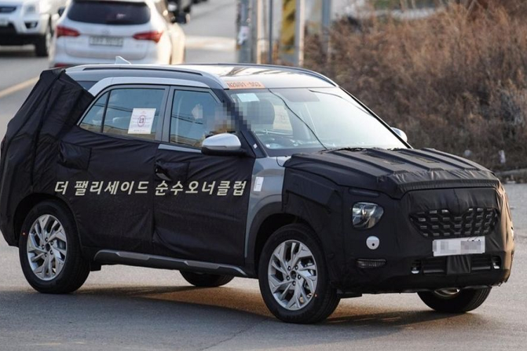 Mẫu xe Hyundai Creta giá rẻ là một mẫu CUV cỡ nhỏ từng được ra mắt tại Ấn Độ cách đây một thời gian với dạng cấu hình 5 chỗ ngồi. Về bản chất, mẫu xe này được phát triển dựa trên nguyên mẫu Hyundai Ix25, mẫu xe được Hyundai dành riêng cho thị trường Trung Quốc.