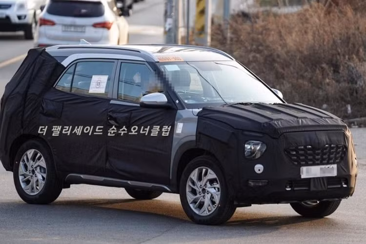 Mẫu xe Hyundai Creta giá rẻ là một mẫu CUV cỡ nhỏ từng được ra mắt tại Ấn Độ cách đây một thời gian với dạng cấu hình 5 chỗ ngồi. Về bản chất, mẫu xe này được phát triển dựa trên nguyên mẫu Hyundai Ix25, mẫu xe được Hyundai dành riêng cho thị trường Trung Quốc.