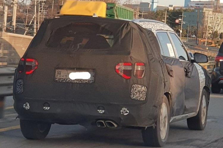 Tuy nhiên, về thiết kế tổng thể, Creta lại học hỏi khá nhiều từ những "đàn anh" như Santa Fe và Palisade. Nhờ vậy, dù là một mẫu xe cỡ nhỏ nhưng Creta lại sở hữu một diện mạo khá cuốn hút, trẻ trung và khó có thể bị mờ nhạt trước các đối thủ trong cùng phân khúc.