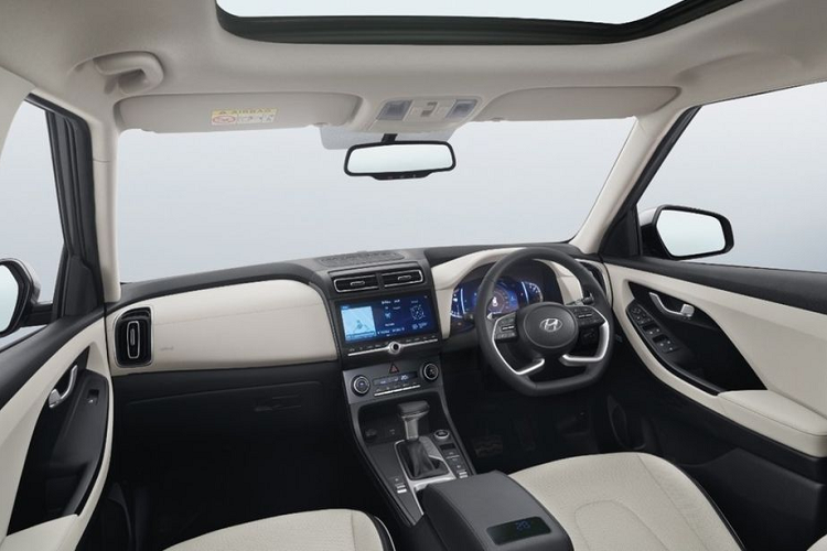 Đối với phiên bản 7 chỗ dành cho thị trường Đông Nam Á, Hyundai Creta 2022 mới sẽ mang một số khác biệt về thiết kế như bộ lưới tản nhiệt mới, cản dưới màu đen, ốp bậc cửa màu xám hay phần nóc phẳng và cao hơn so với phiên bản 5 chỗ tại Ấn Độ.