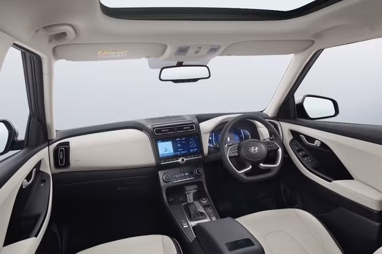 Đối với phiên bản 7 chỗ dành cho thị trường Đông Nam Á, Hyundai Creta 2022 mới sẽ mang một số khác biệt về thiết kế như bộ lưới tản nhiệt mới, cản dưới màu đen, ốp bậc cửa màu xám hay phần nóc phẳng và cao hơn so với phiên bản 5 chỗ tại Ấn Độ.