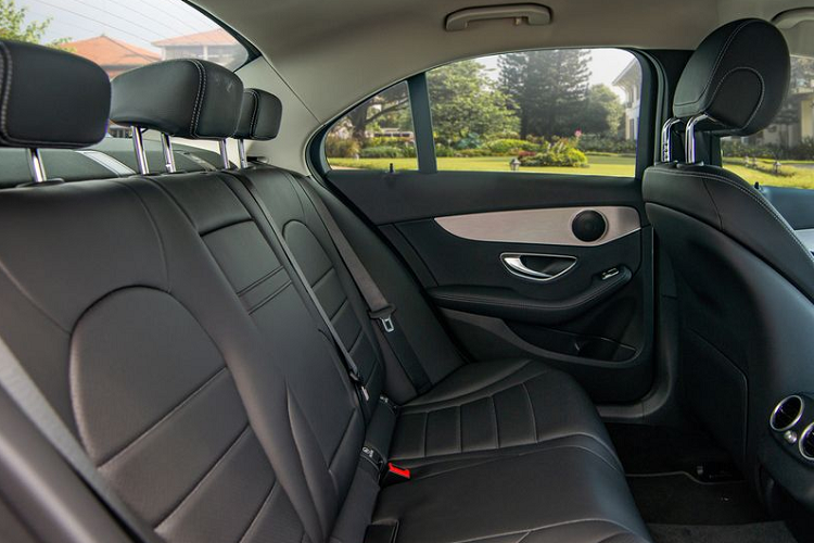 Về tính năng an toàn, C 180 được trang bị 7 túi khí, cảnh báo mất tập trung ATTENTION ASSIST; hệ thống ESP Curve Dynamic Assist giúp ổn định thân xe khi vào cua; phanh tay điều khiển điện với chức năng nhả phanh thông minh; lốp xe run-flat.