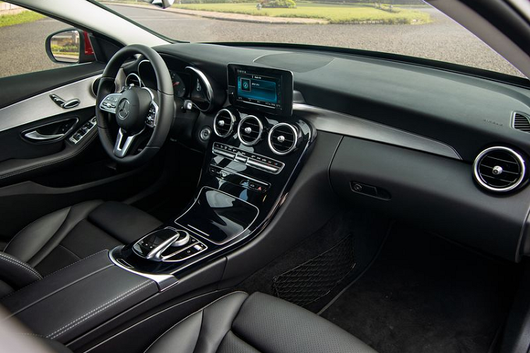 C 180 vẫn sở hữu những tính năng đáng giá như hệ thống treo tự thích ứng AGILITY CONTROL, hệ thống hỗ trợ đỗ xe chủ động Active parking assist tích hợp PARKTRONIC, 5 chế độ lái DYNAMIC SELECT, kết nối Apple Car Play/Android Auto.