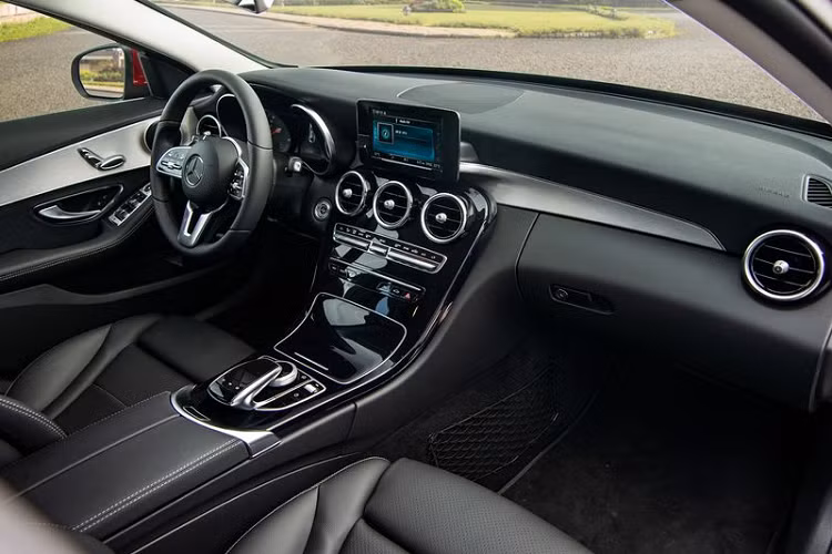 C 180 vẫn sở hữu những tính năng đáng giá như hệ thống treo tự thích ứng AGILITY CONTROL, hệ thống hỗ trợ đỗ xe chủ động Active parking assist tích hợp PARKTRONIC, 5 chế độ lái DYNAMIC SELECT, kết nối Apple Car Play/Android Auto.