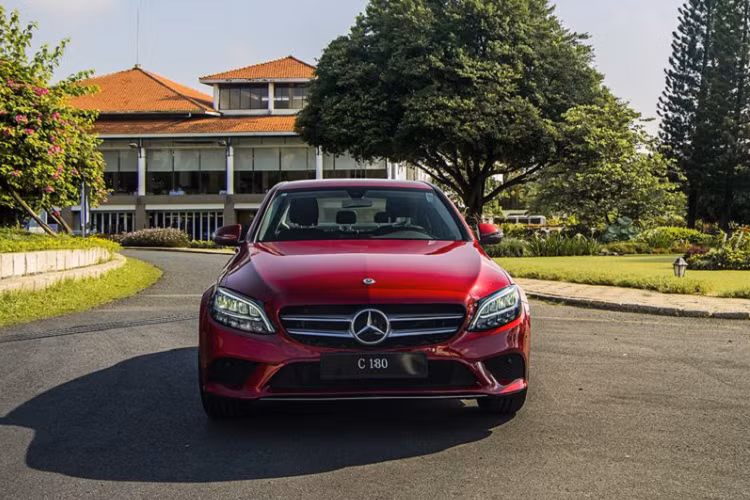 C 200 Exclusive với sự nâng cấp đáng kể sức mạnh cũng trở thành một chiếc xe toàn diện hơn, nhất là khi giá bán gần như không đổi – 1,729 tỷ đồng.