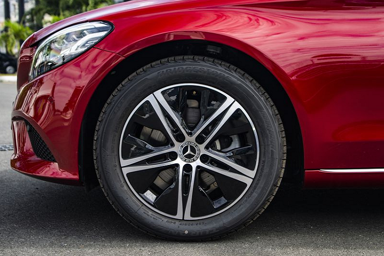 Ở ngoại thất, C 180 vẫn mang cụm đèn LED toàn phần thiết kế xếp lớp 2 tầng, 4 khoang với các tinh thể liền kề, tạo ra hiệu ứng 3D đẹp mắt. Sự khác biệt duy nhất là ở thiết kế mâm xe, vẫn là loại 17-inch 5 chấu kép 2 tông màu nhưng đồ họa trên C 180 thể thao hơn.