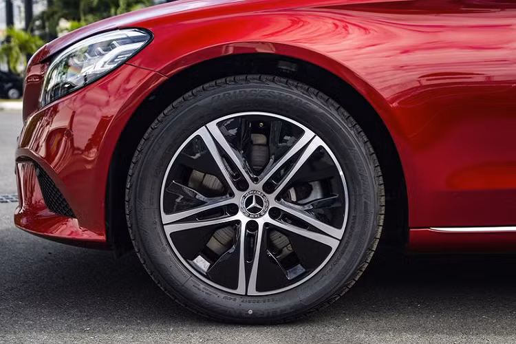 Ở ngoại thất, C 180 vẫn mang cụm đèn LED toàn phần thiết kế xếp lớp 2 tầng, 4 khoang với các tinh thể liền kề, tạo ra hiệu ứng 3D đẹp mắt. Sự khác biệt duy nhất là ở thiết kế mâm xe, vẫn là loại 17-inch 5 chấu kép 2 tông màu nhưng đồ họa trên C 180 thể thao hơn.