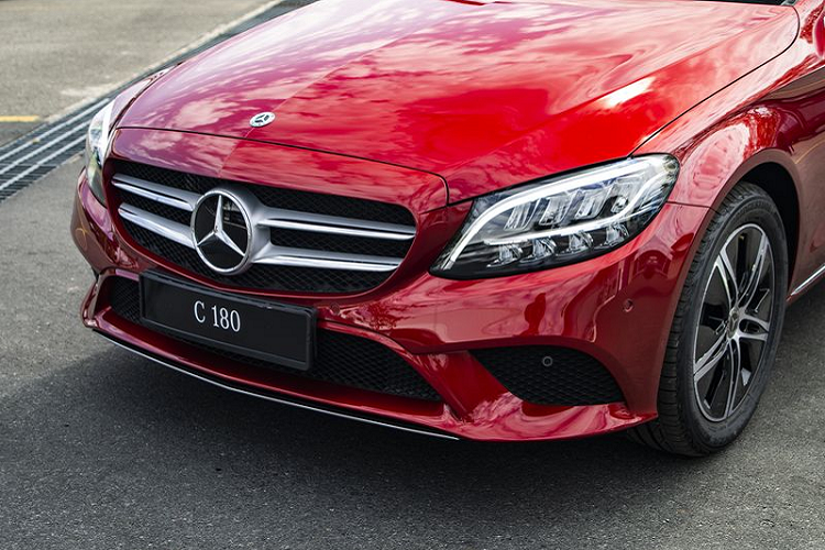 C 180 được trang bị động cơ I4 1.5L tăng áp cuộn kép thế hệ mới (M264), có thể sản sinh sức kéo 250 Nm ngay từ vòng tua 1.500 vòng/phút và công suất cực đại 156 mã lực. C 180 tăng tốc từ 0 – 100 km/h trong vòng 8,6 giây, nhanh hơn nhiều mẫu xe phổ thông sử dụng động cơ nạp khí tự nhiên dung tích 2.5 lít.