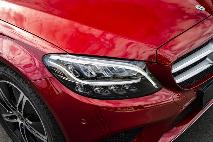 Mercedes-Benz C 180 2020 mới nhẹ hơn C 200 trước đây 65 kg, tương đương với việc chở ít hơn một người lớn. C 180 vẫn sở hữu hệ dẫn đồng cầu sau và hộp số 9G-TRONIC. Nhờ vào trọng lượng nhẹ, tăng áp cuộn kép và hệ dẫn động hiệu quả, C 180 mang đến khả năng vận hành linh hoạt và nhạy bén cho người cầm lái.