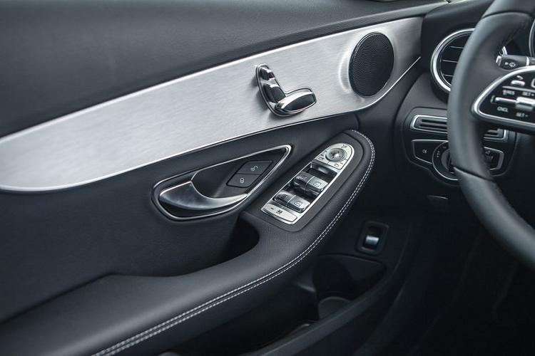 Giá xe Mercedes-Benz C 180 có giá 1,399 tỷ đồng (đã bao gồm thuế GTGT). Với cộng đồng chủ sở hữu đông đảo, độ tin cậy đã được khẳng định và giá trị thương hiệu của Mercedes-Benz, C 180 sẽ là một chiếc sedan hấp dẫn với khách hàng Việt.