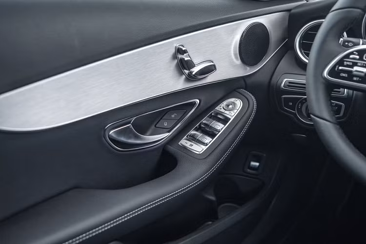 Giá xe Mercedes-Benz C 180 có giá 1,399 tỷ đồng (đã bao gồm thuế GTGT). Với cộng đồng chủ sở hữu đông đảo, độ tin cậy đã được khẳng định và giá trị thương hiệu của Mercedes-Benz, C 180 sẽ là một chiếc sedan hấp dẫn với khách hàng Việt.