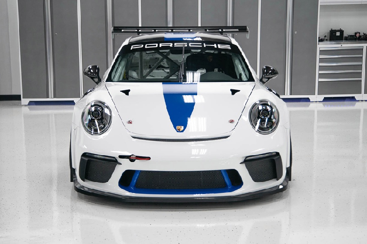 Hiện tại chiếc Porsche 911 GT3 Cup PCA Edition đã được đặt giá 160.000 USD, tương đương 3,7 tỷ đồng. Giá xe Porsche 911 GT3 bản xe đua này vẫn rẻ hơn khá nhiều so với một chiếc Porsche 911 Carrera đang được bán tại Việt Nam (6,92 đến 8,24 tỷ đồng)