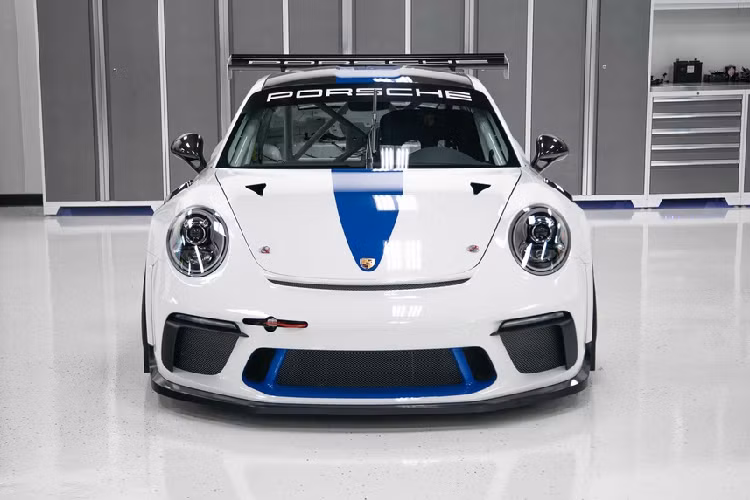Hiện tại chiếc Porsche 911 GT3 Cup PCA Edition đã được đặt giá 160.000 USD, tương đương 3,7 tỷ đồng. Giá xe Porsche 911 GT3 bản xe đua này vẫn rẻ hơn khá nhiều so với một chiếc Porsche 911 Carrera đang được bán tại Việt Nam (6,92 đến 8,24 tỷ đồng)