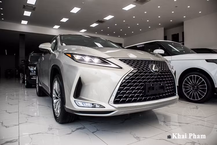  Mới đây, một đại lý tư nhân tại Hà Nội đã nhập khẩu nguyên chiếc mẫu Lexus RX350 2020 mới về nước. Điểm khác biệt lớn nhất trên RX350 2020 nhập Mỹ này so với phiên bản chính hãng đang bán ra tại Việt Nam là trang bị cửa sổ trời toàn cảnh Panorama chỉnh điện, trong khi hàng chính hãng chỉ có cửa sổ trời trước.