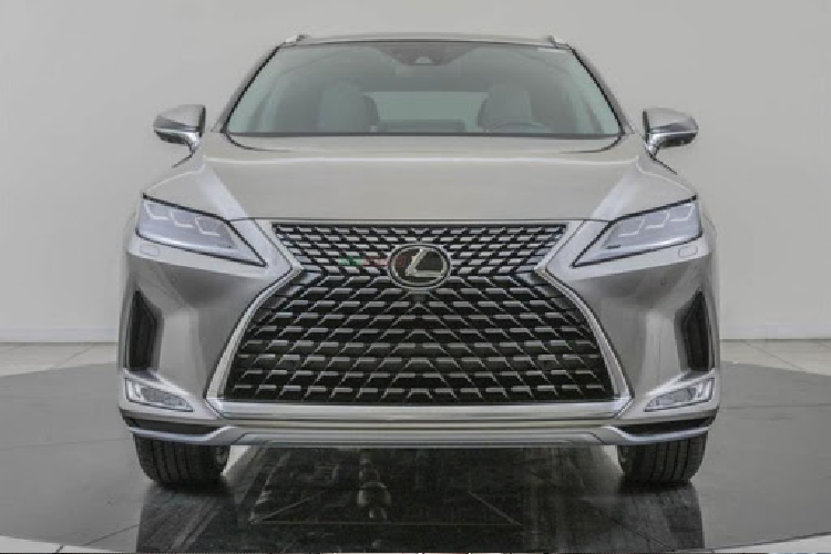 Bên thân xe, Lexus RX350 2020 mới sử dụng bộ la-zăng đa chấu màu ti-tan với kích thước 20 inch. Điểm khác biệt là bản nhập Mỹ sử dụng lốp Bridgestone với công nghệ Runflat giúp chiếc xe có thể di chuyển thêm một quãng đường dài dù lốp xe bị rò rỉ hơi, thậm chí là bị đâm thủng, còn bản chính hãng là lốp Dunlop.