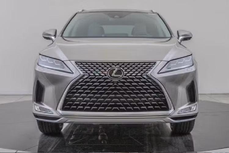 Bên thân xe, Lexus RX350 2020 mới sử dụng bộ la-zăng đa chấu màu ti-tan với kích thước 20 inch. Điểm khác biệt là bản nhập Mỹ sử dụng lốp Bridgestone với công nghệ Runflat giúp chiếc xe có thể di chuyển thêm một quãng đường dài dù lốp xe bị rò rỉ hơi, thậm chí là bị đâm thủng, còn bản chính hãng là lốp Dunlop.