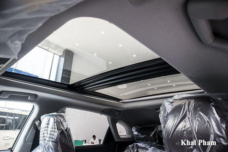 Đại lý tư nhân cũng tiết lộ, Lexus RX350 2020 còn sở hữu một số tính năng là trang bị tiêu chuẩn ở Mỹ gồm: Hệ thống phanh khoảng cách; Phát hiện người đi bộ trong đêm tối, phát hiện người đi xe đạp ban ngày; Tính năng trợ giúp đọc biển báo; Khả năng cân chỉnh xe đi giữa làn khi bật kiểm soát hành trình thích ứng.... Những trang bị này đã khiến xe nhập khẩu luôn thu hút những khách hàng yêu thích dòng xe này.