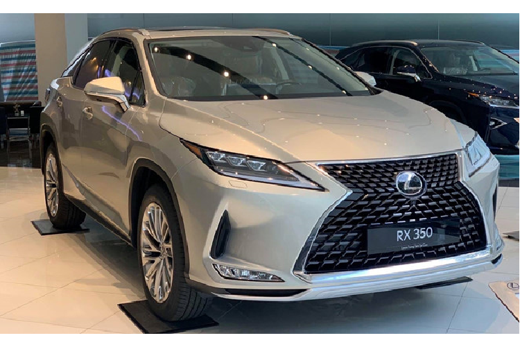 Mức giá xe Lexus RX350 2020 nhập Mỹ khá cáo, muốn sở hữu các đại gia Việt đã phải bỏ ra thêm 380 triệu đồng so với chính hãng tại Việt Nam khiến giá xe bị đẩy lên tới hơn 4,5 tỷ đồng. Còn nếu lựa chọn Lexus RX350 2020 chính hãng, hiện giá niêm yết là 4,120 tỷ đồng.