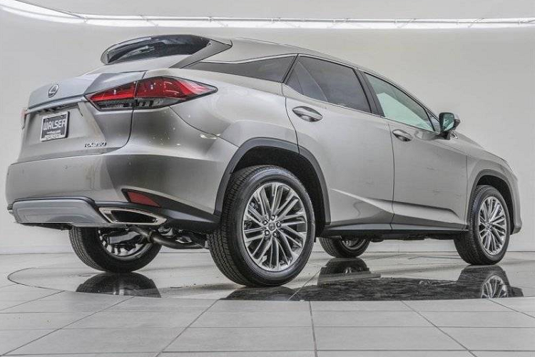 Bên trong khoang nội thất, Lexus RX350 2020 nhập Mỹ tương tự hàng chính hãng với những vật liệu cao cấp được áp dụng như ghế ngồi bọc da cao cấp Semi-Aniline màu nâu sẫm. Ghế trước của chiếc SUV có thể điều chỉnh 10 hướng, nhớ 3 vị trí và có hỗ trợ tựa lưng ghế và làm mát ghế. Trên vô-lăng xe sử dụng gỗ ốp màu đen bóng còn bản chính hãng là gỗ nâu, những phím bấm chức năng được tích hợp đầy đủ. 