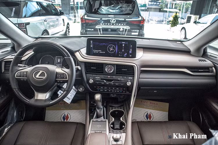 Ngoài những khác biệt trên, mẫu xe sang Lexus RX350 2020 bản nhập tư nhân vẫn duy trì ngoại thất thể thao với những đường nét góc cạnh. Đầu xe là cụm lưới tản nhiệt hình con suốt vân kim cương 3D đặc trưng, đây là cải tiến của phiên bản nâng cấp mới nhất trên dòng RX. Trung tâm là logo thương hiệu cùng camera quan sát phía trước trong gói camera 360 độ. 