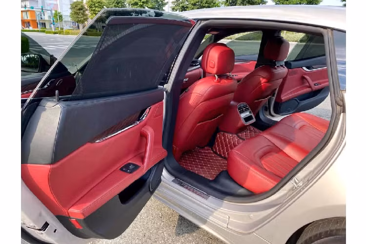 Về thông số kỹ thuật, Maserati Quattroporte trang bị khối động cơ 3.0L V6 Twin Turbo, kết hợp với hộp số tự động ZF 8 cấp cho đầu ra công suất 350 mã lực và mô-men xoắn 500 Nm. Xe có khả năng tăng tốc từ 0-100 km/h trong 5,5 giây trước khi đạt tốc độ tối đa 270 km/h.