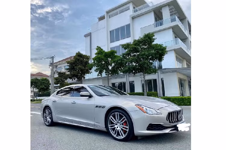 Nội thất của Maserati Quattroporte GranLusso sang trọng không kém ngoại thất. Bên cạnh những chi tiết trang trí bằng gỗ Erable, nội thất của xe hầu hết được bọc lại bởi chất liệu da cao cấp. Trần xe ốp da Altancara, sàn xe trải nhung. Màn hình giải trí cảm ứng cỡ 8,4 inch, có tích hợp bản đồ Việt Nam, đầu ra của hệ thống giải trí là dàn âm thanh 10 loa tới từ thương hiệu Harman Kardon.
