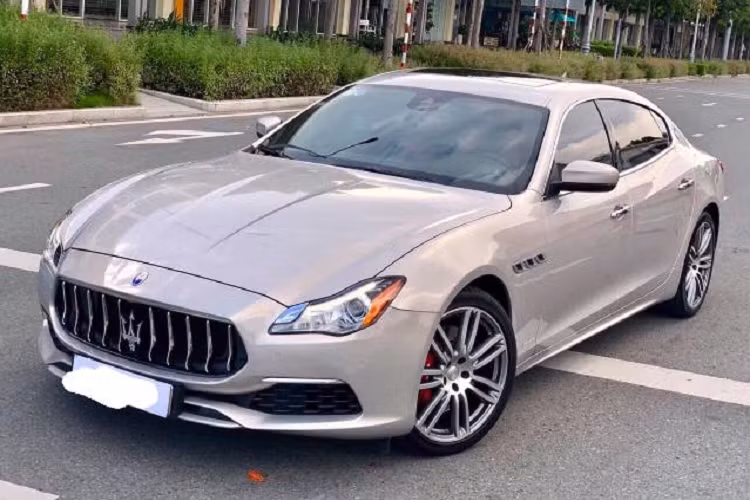 Sau 18.000 miles, tương đương hơn 28.000 km, giá xe Maserati Quattroporte hiện được rao bán với mức hơn 4 tỷ đồng. Người rao bán cho biết mức giá bán lại hiện tại chỉ bằng 50% con số mà người mua phải bỏ ra ở thời điểm ban đầu, dù chất lượng của xe là không hề tệ. Giá trị của Maserati Quattroporte GranLusso sau 2 năm đăng kí vẫn ngang ngửa giá mua mới của một chiếc Mercedes-Benz S 450 L đang được phân phối chính hãng tại thị trường Việt Nam.