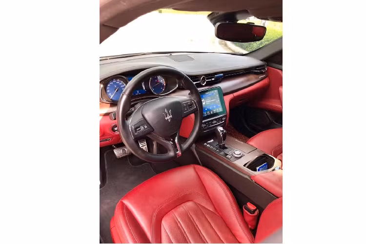 GranSport là phiên bản hướng đến sự thể thao, còn GranLusso mang thiên hướng trang nhã, sang trọng. Chiếc Maserati Quattroporte được rao bán thuộc phiên bản GranLusso, có giá mua mới lên tới hơn 8,2 tỷ đồng.