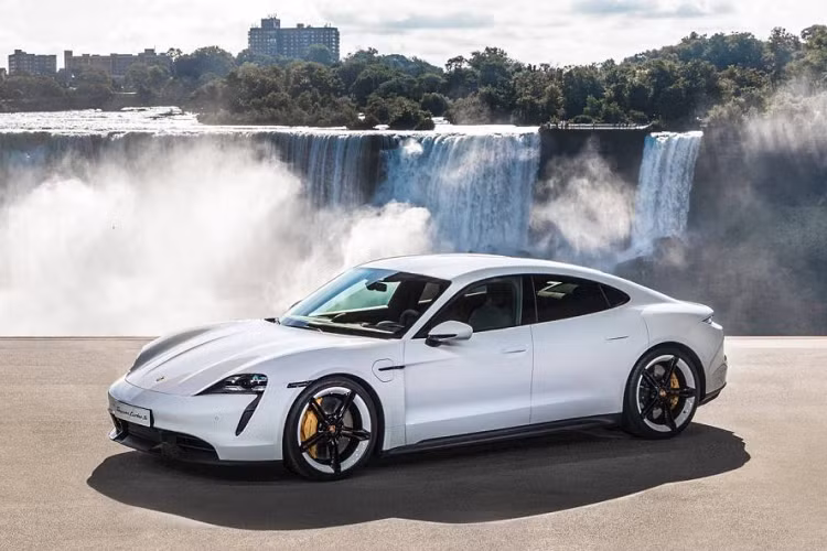 Đó là lý do khiến top 10 ứng viên năm nay ngoài 3 chiếc xe kể trên ra chỉ có những cái tên như Hyundai Sonata, Kia Soul EV, Land Rover Range Rover Evoque, Mercedes-Benz CLA, Mercedes-Benz GLB, Volkswagen Golf và Volkswagen T-Cross.