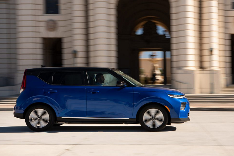 Năm ngoái, do chiếc Jaguar I-Pace đã giành hầu hết các danh hiệu lớn của giải World Car Awards nên sau đó ban tổ chức đưa ra hàng loạt điều chỉnh, trong đó có lưu ý rằng những mẫu xe giá đắt hơn 150.000 USD sẽ không được tham gia ứng cử danh hiệu “World Car of the Year” cao quý nhất.