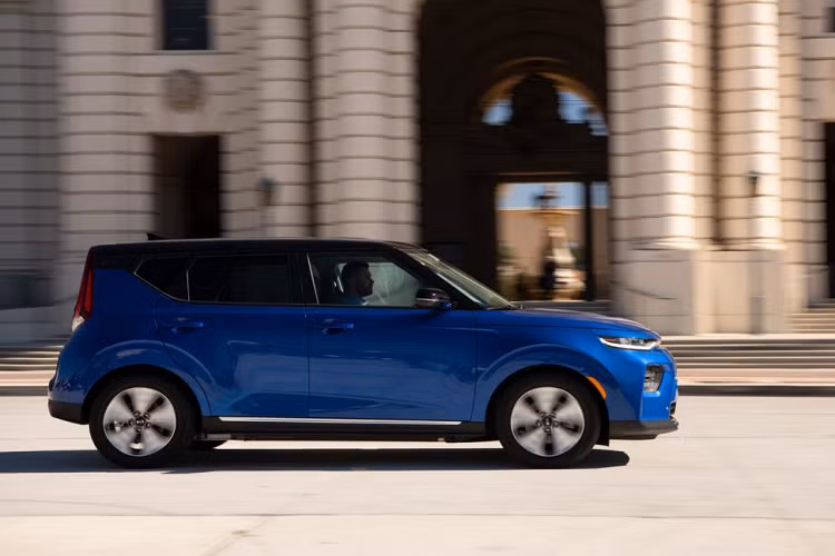 Năm ngoái, do chiếc Jaguar I-Pace đã giành hầu hết các danh hiệu lớn của giải World Car Awards nên sau đó ban tổ chức đưa ra hàng loạt điều chỉnh, trong đó có lưu ý rằng những mẫu xe giá đắt hơn 150.000 USD sẽ không được tham gia ứng cử danh hiệu “World Car of the Year” cao quý nhất.