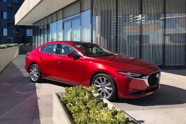 Tại Mỹ, mẫu xe SUV Kia Telluride được phân phối với 4 phiên bản cấu hình gồm LX, S, EX và SX. Tất cả đều sử dụng động cơ V6 3.8L, có khả năng sản sinh lượng công suất tối đa 291 mã lực và đạt mô men xoắn cực đại 355 Nm. Kết hợp với khối động cơ này là hộp số tự động 8 cấp, hệ dẫn động cầu trước tiêu chuẩn hoặc tùy chọn dẫn động 4 bánh.