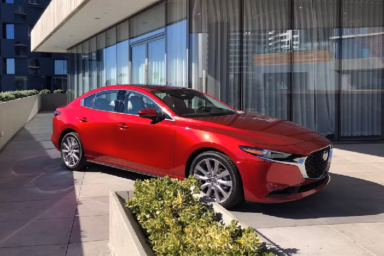 Tại Mỹ, mẫu xe SUV Kia Telluride được phân phối với 4 phiên bản cấu hình gồm LX, S, EX và SX. Tất cả đều sử dụng động cơ V6 3.8L, có khả năng sản sinh lượng công suất tối đa 291 mã lực và đạt mô men xoắn cực đại 355 Nm. Kết hợp với khối động cơ này là hộp số tự động 8 cấp, hệ dẫn động cầu trước tiêu chuẩn hoặc tùy chọn dẫn động 4 bánh.