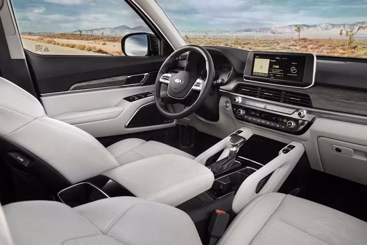 Chính vì thế, thật bất ngờ khi giải thưởng danh giá nhất “World Car of the Year 2020” (Xe Thế giới của Năm) đã thuộc về Kia Telluride hoàn toàn mới, trong khi 2 đối thủ còn lại ở top 3 chung cuộc là Mazda3 và Mazda CX-30 cũng đều thể hiện rất tốt.