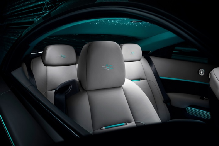 Ngoài yếu tố mang tính thần bí, Rolls-Royce Wraith Kryptos còn sở hữu màu sơn ngoại thất độc đáo, có khả năng thay đổi dưới ánh sáng mặt trời.