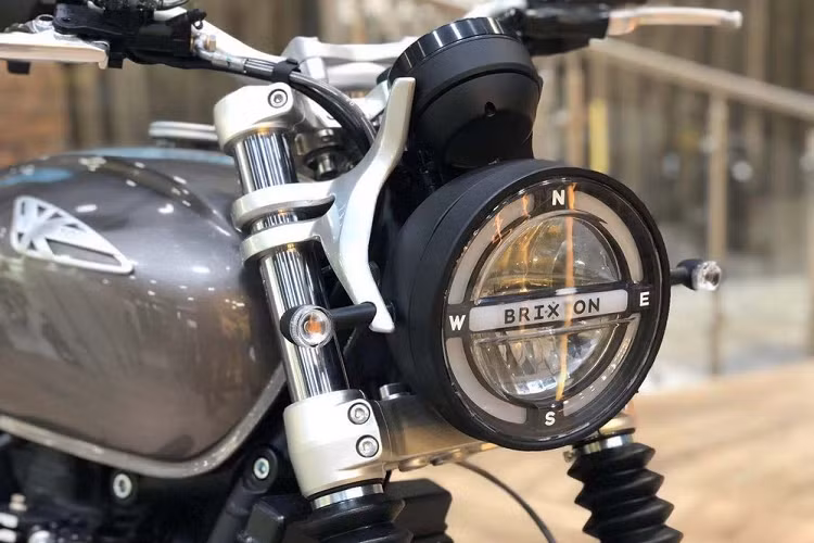 Tại triển lãm EICMA 2019 diễn ra vào tháng 11 năm ngoái, bên cạnh việc giới thiệu hai mẫu Crossfire 500 và 125, Brixton cũng giới thiệu mẫu Brixton 1200 Concept hoàn toàn mới. Tuy nhiên ở thời điểm đó, hãng chỉ trưng bày xe mà không hề đưa ra bất kỳ thông tin nào về mẫu concept này.